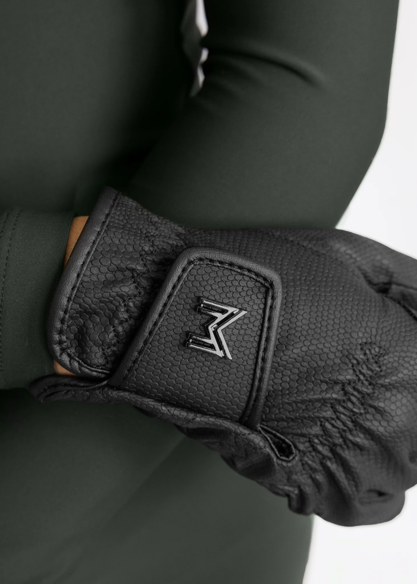 Emblem Riding Gloves - Black
